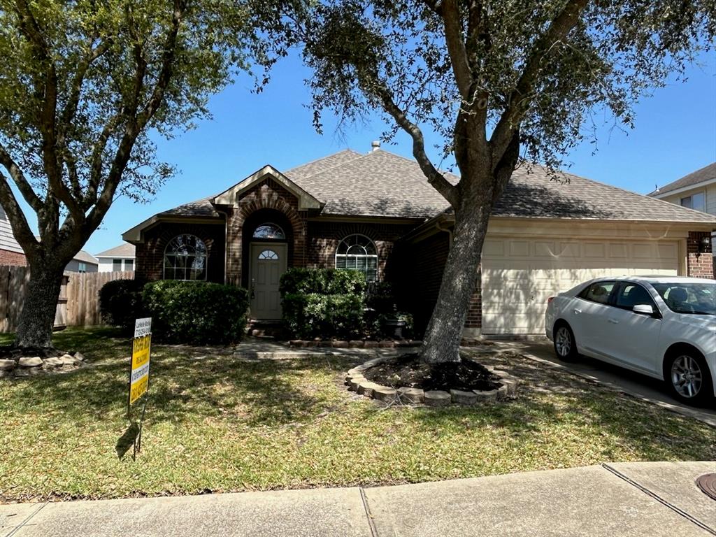 219 Boxwood Drive, Baytown, Texas image 1
