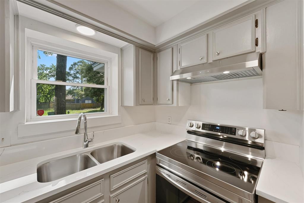 7 Starrush Court, The Woodlands, Texas image 10