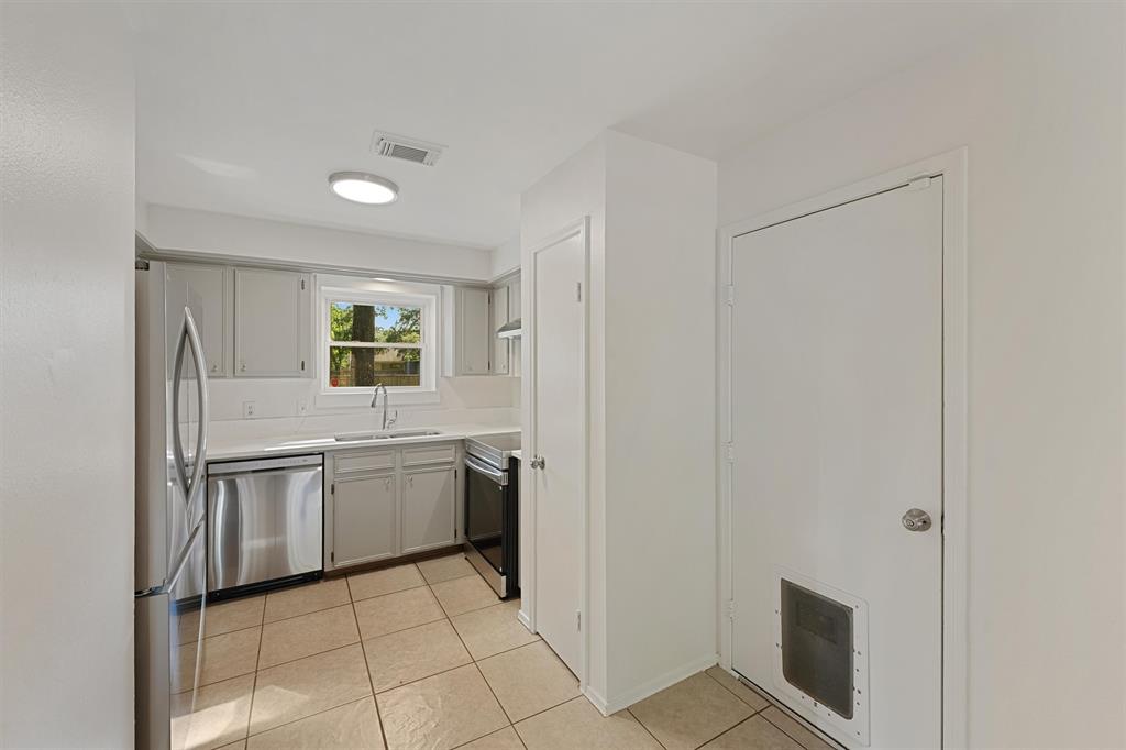 7 Starrush Court, The Woodlands, Texas image 9