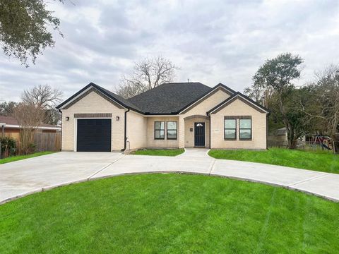 Single Family Residence in Texas City TX 2051 Bay Street.jpg