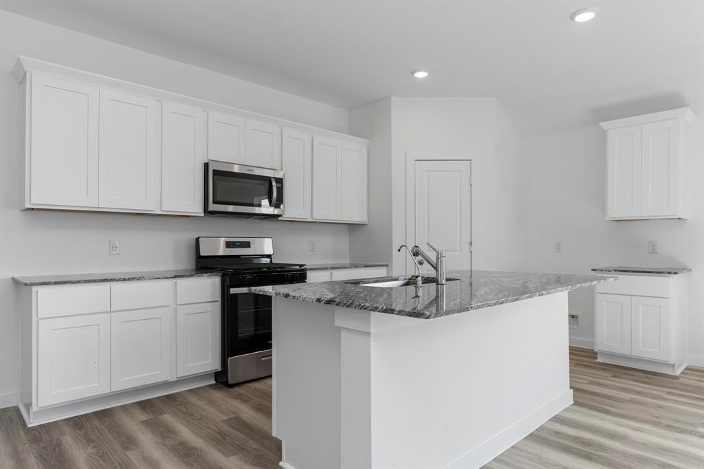 518 Robin Street, Angleton, Texas image 3