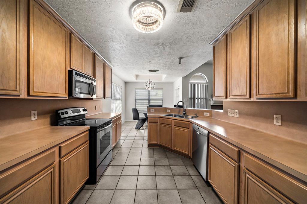 5730 Richfield Park Court, Rosharon, Texas image 7