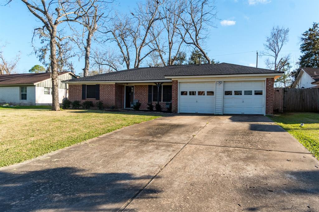 511 Magnolia Lane, Richwood, Texas image 2