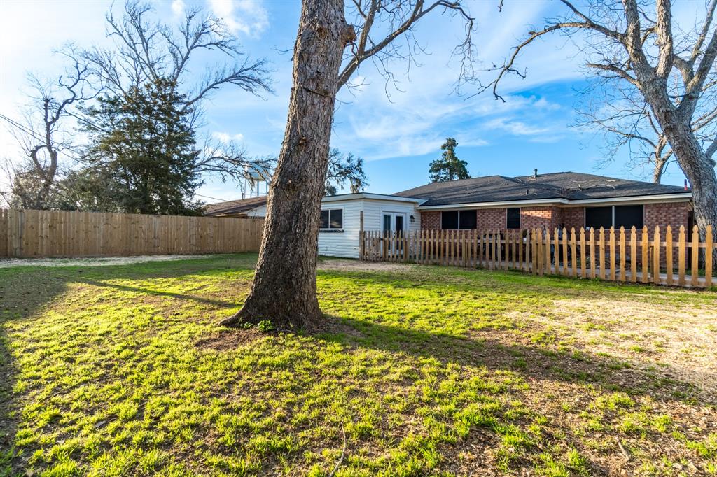 511 Magnolia Lane, Richwood, Texas image 18