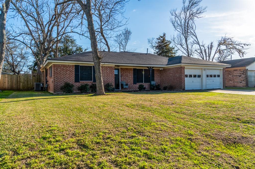 511 Magnolia Lane, Richwood, Texas image 1
