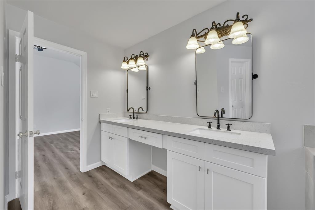 190 N Village Knoll Circle, The Woodlands, Texas image 12