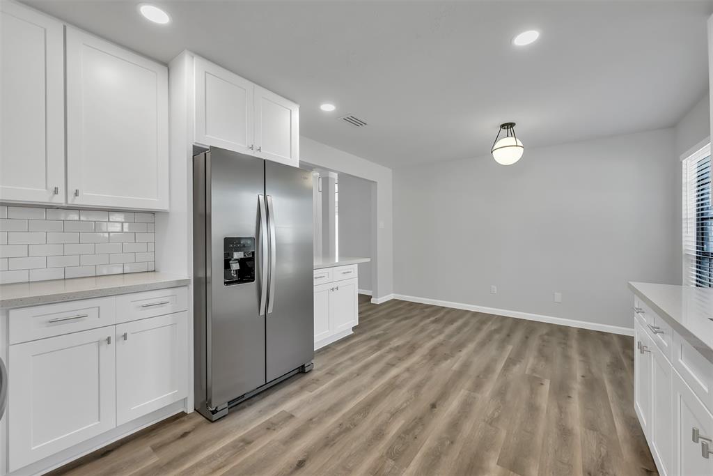 190 N Village Knoll Circle, The Woodlands, Texas image 6