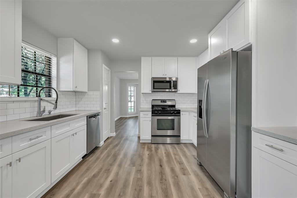 190 N Village Knoll Circle, The Woodlands, Texas image 5