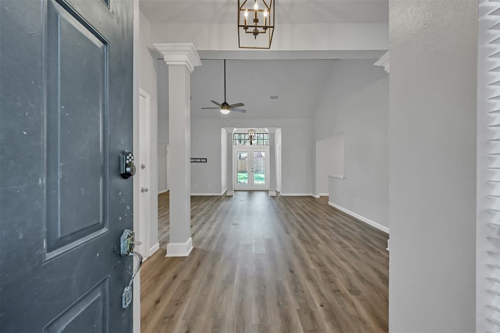 190 N Village Knoll Circle, The Woodlands, Texas image 3