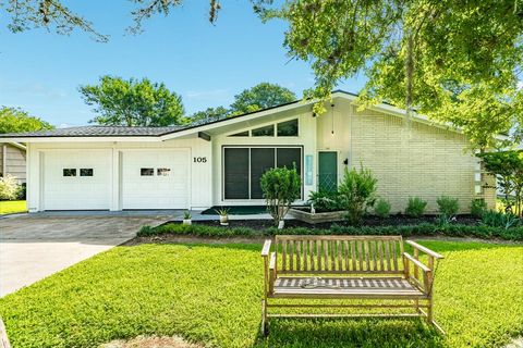Single Family Residence in Lake Jackson TX 105 Moss Street.jpg