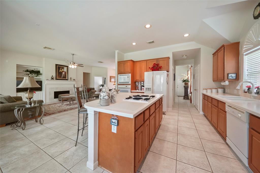 2821 Creek Bend Drive, Friendswood, Texas image 11