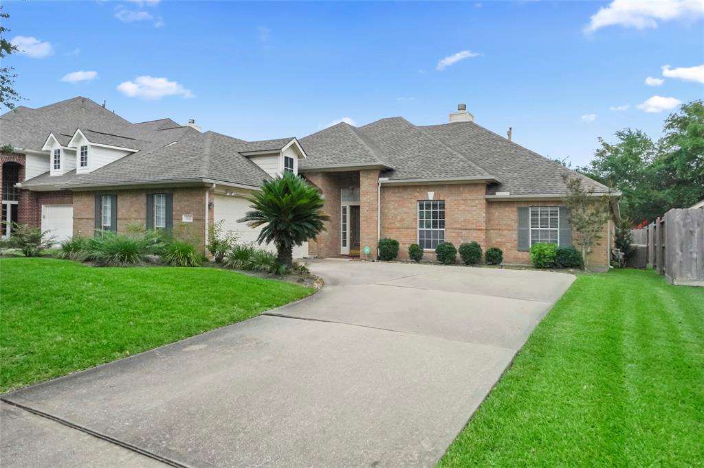 2821 Creek Bend Drive, Friendswood, Texas image 2