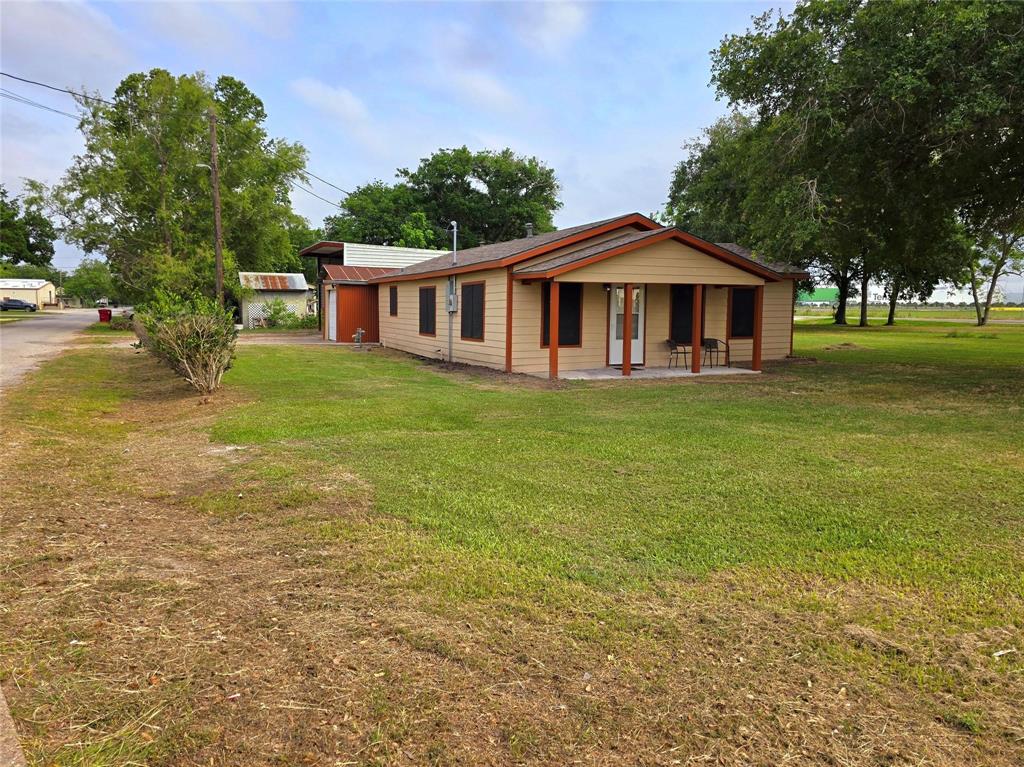 402 Avenue G, Van Vleck, Texas image 7