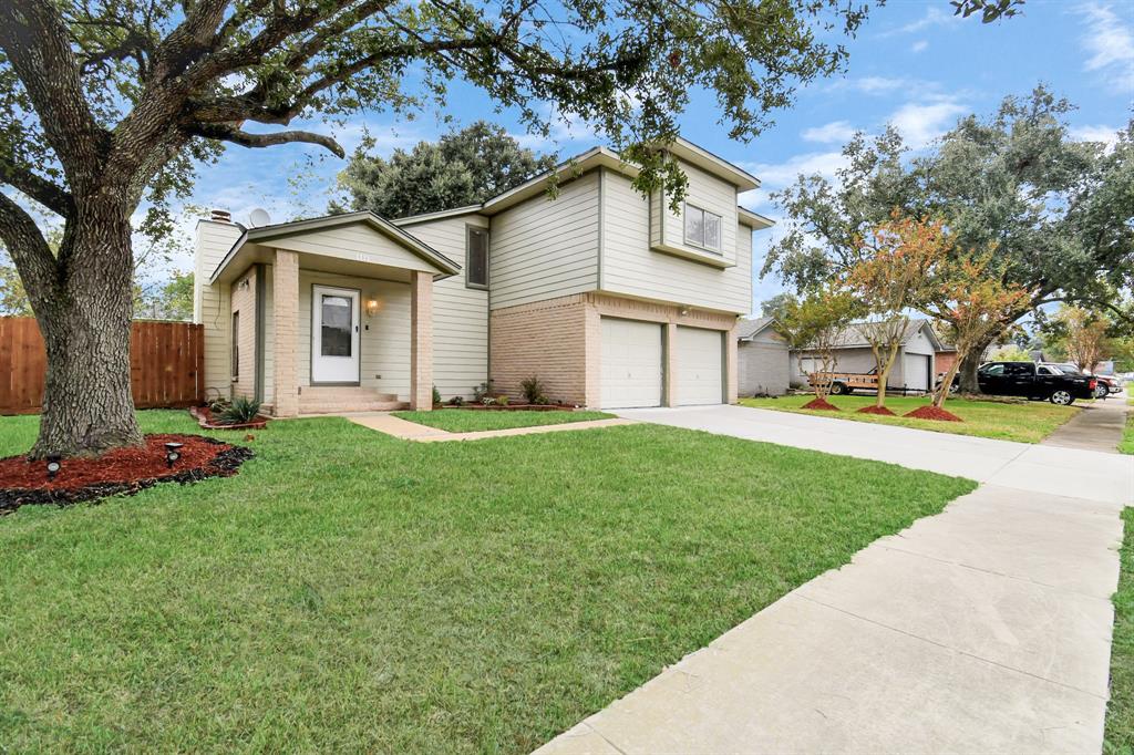 1111 W Brompton Drive, Pearland, Texas image 3