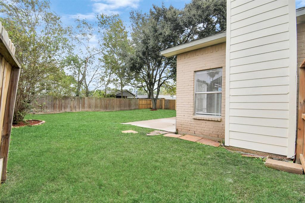 1111 W Brompton Drive, Pearland, Texas image 31