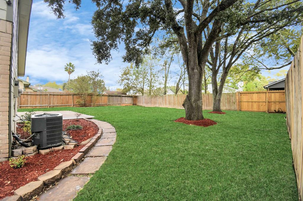 1111 W Brompton Drive, Pearland, Texas image 28