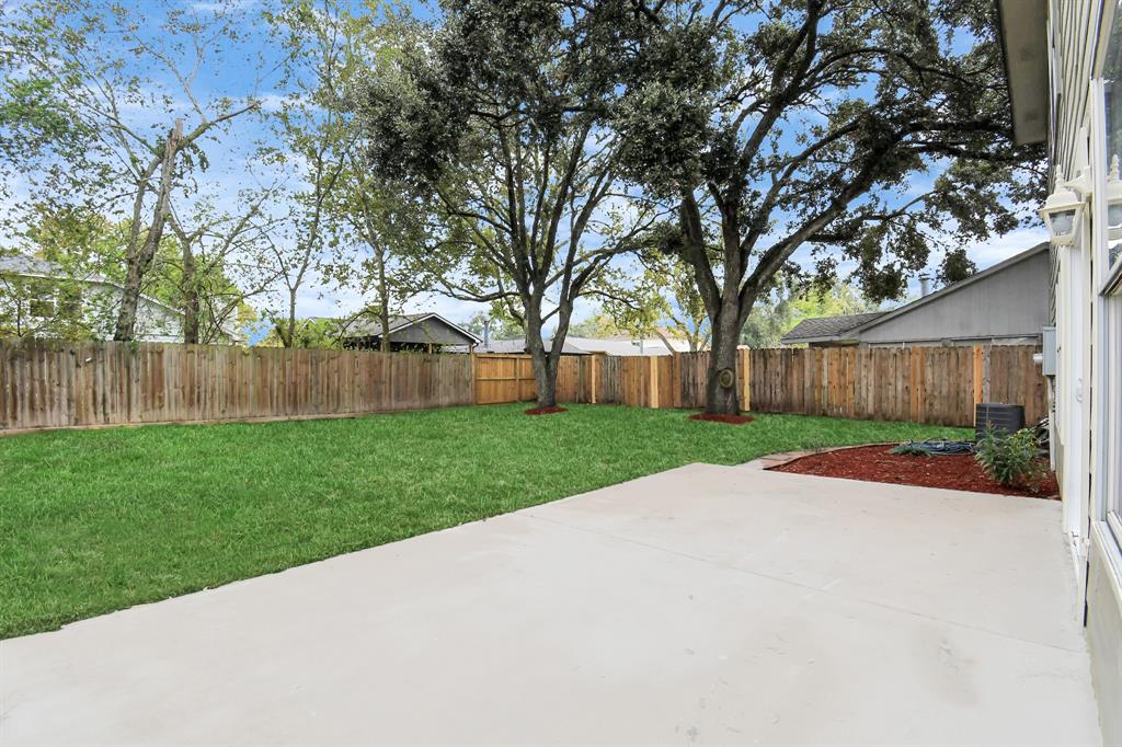 1111 W Brompton Drive, Pearland, Texas image 32