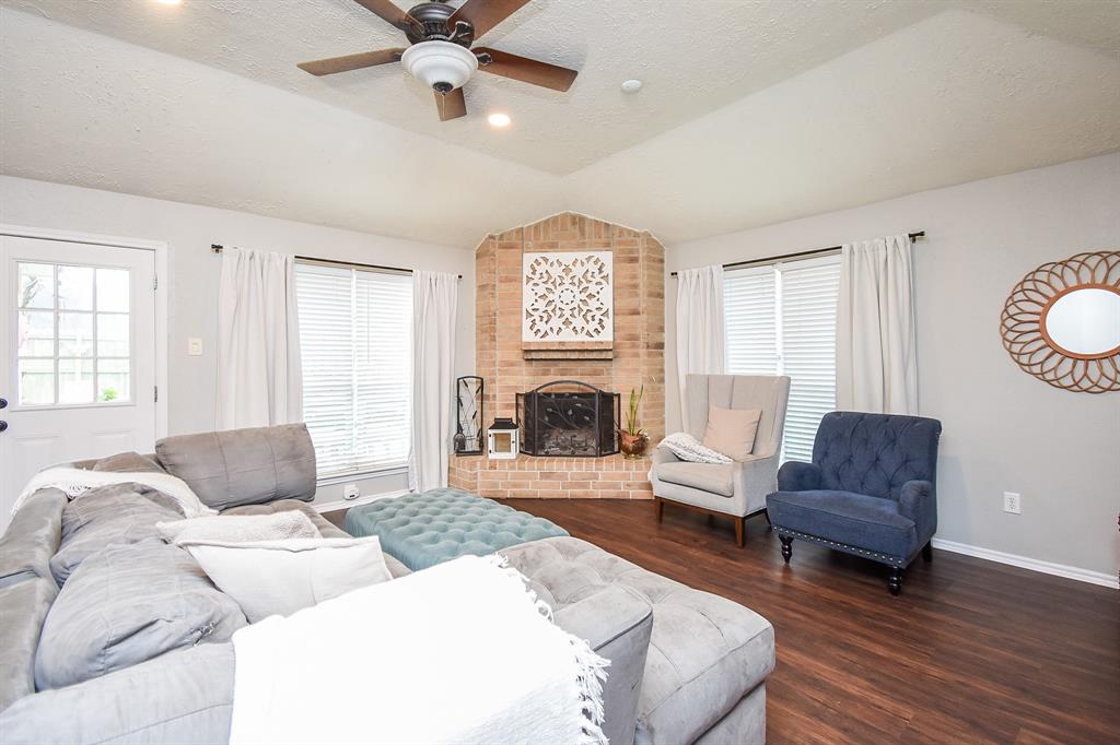 1907 Maple Dale Lane, Richmond, Texas image 2