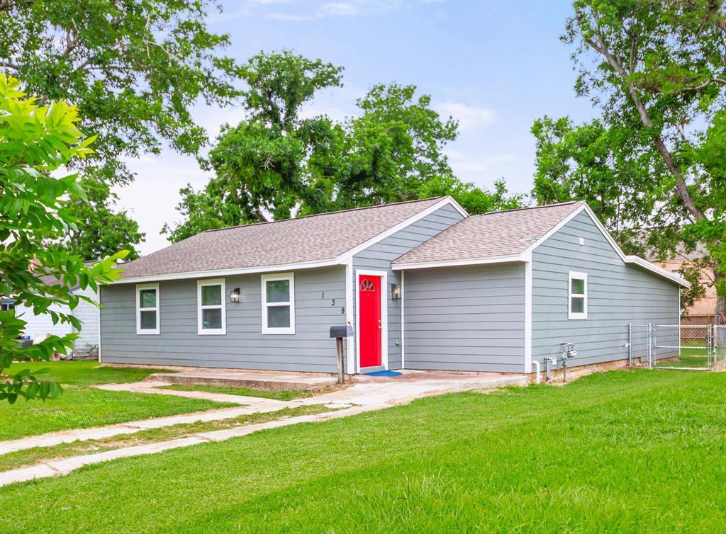 139 Holly Street, Lake Jackson, Texas image 1