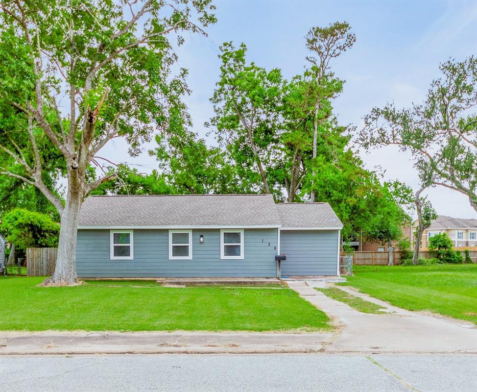 139 Holly Street, Lake Jackson, Texas image 2