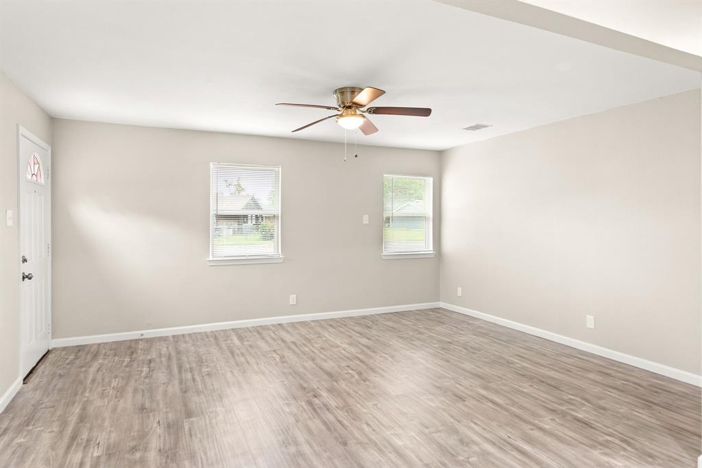 139 Holly Street, Lake Jackson, Texas image 4