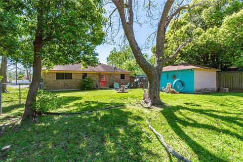 A home in Bacliff