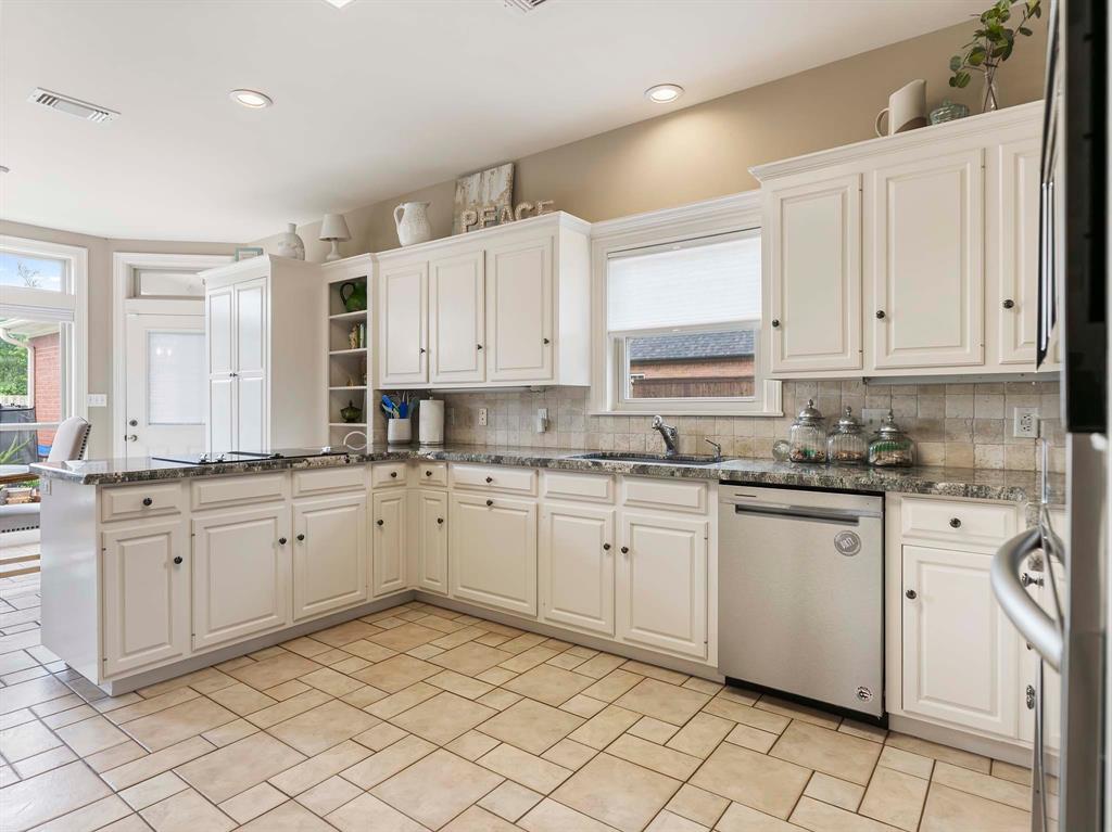2800 Hillcrest Drive, Bay City, Texas image 10