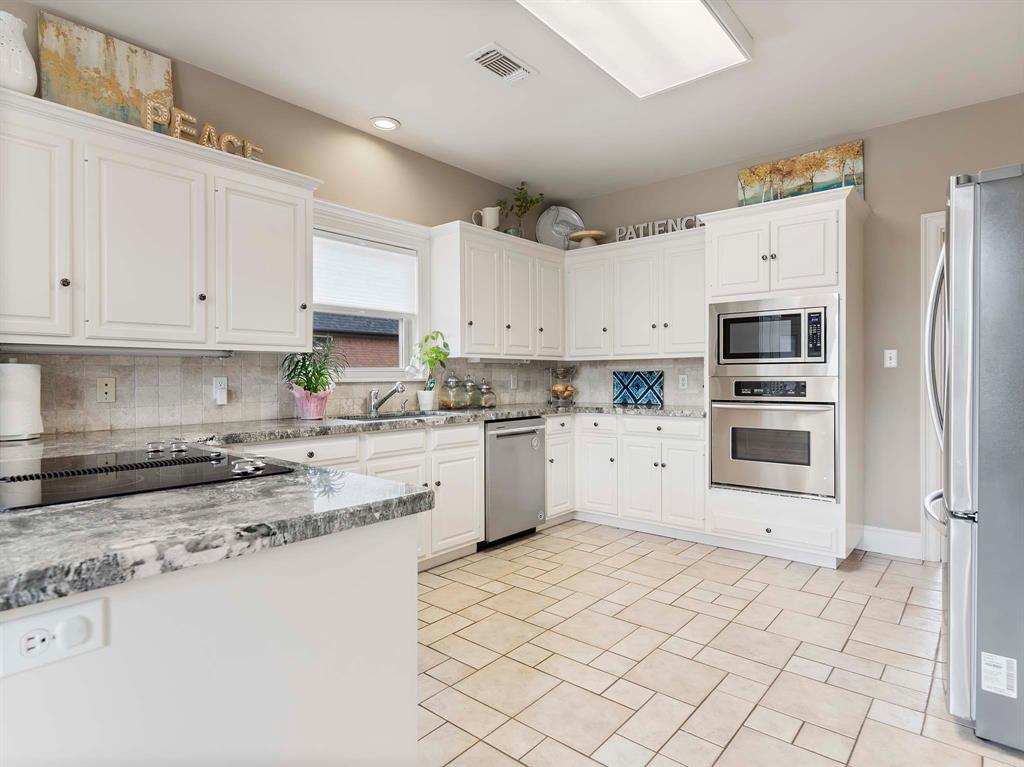 2800 Hillcrest Drive, Bay City, Texas image 12
