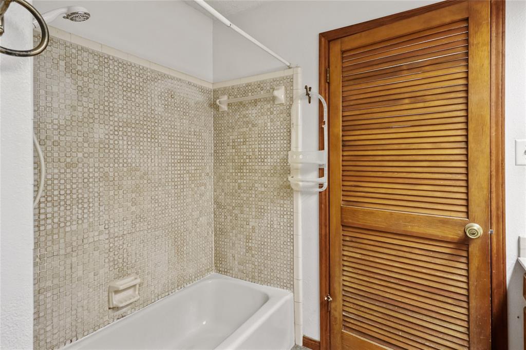 2187 Twin Lakes Boulevard, West Columbia, Texas image 17