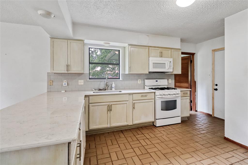 2187 Twin Lakes Boulevard, West Columbia, Texas image 12