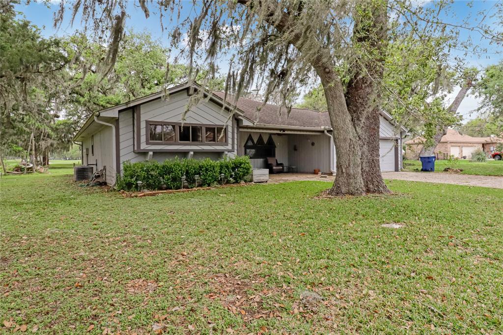 2187 Twin Lakes Boulevard, West Columbia, Texas image 3