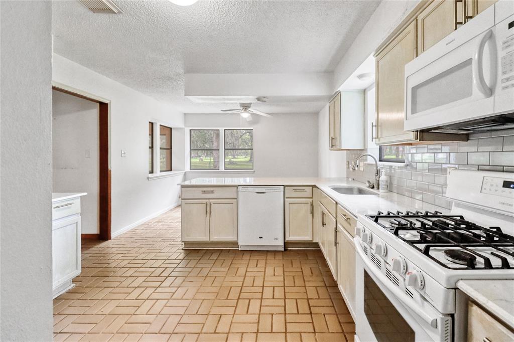 2187 Twin Lakes Boulevard, West Columbia, Texas image 11