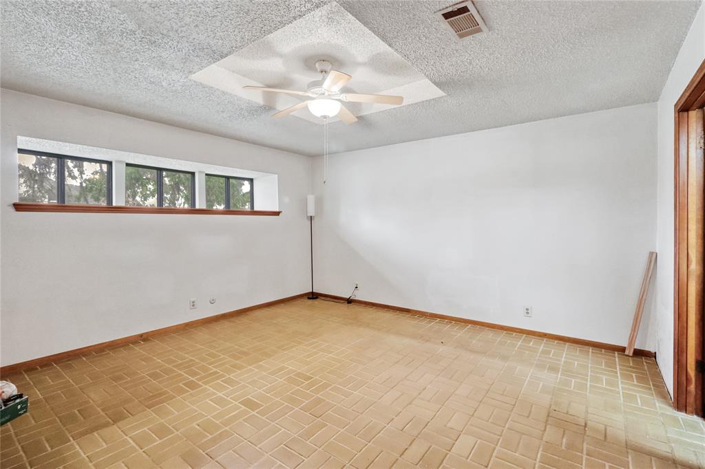 2187 Twin Lakes Boulevard, West Columbia, Texas image 4