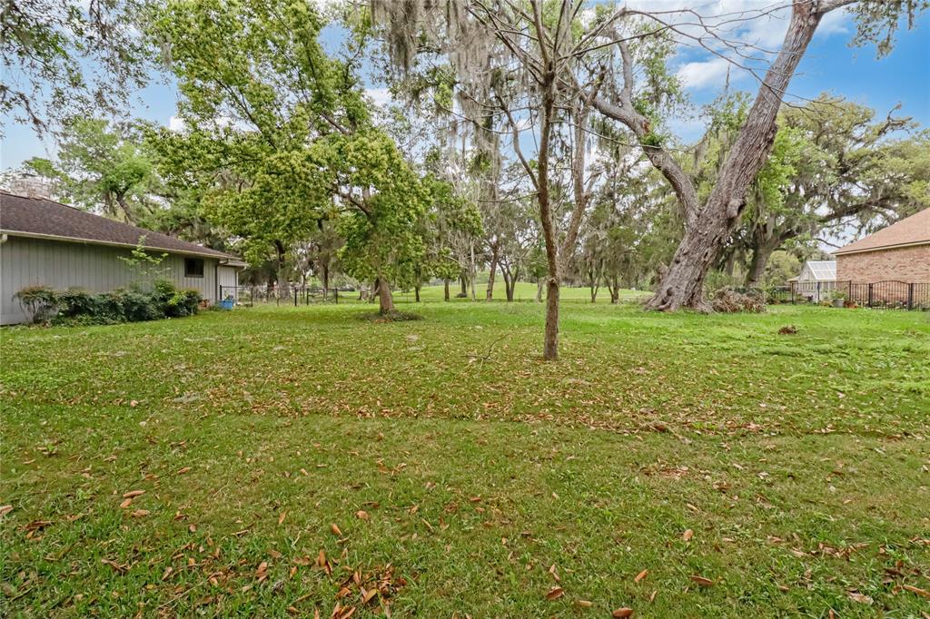 2187 Twin Lakes Boulevard, West Columbia, Texas image 21
