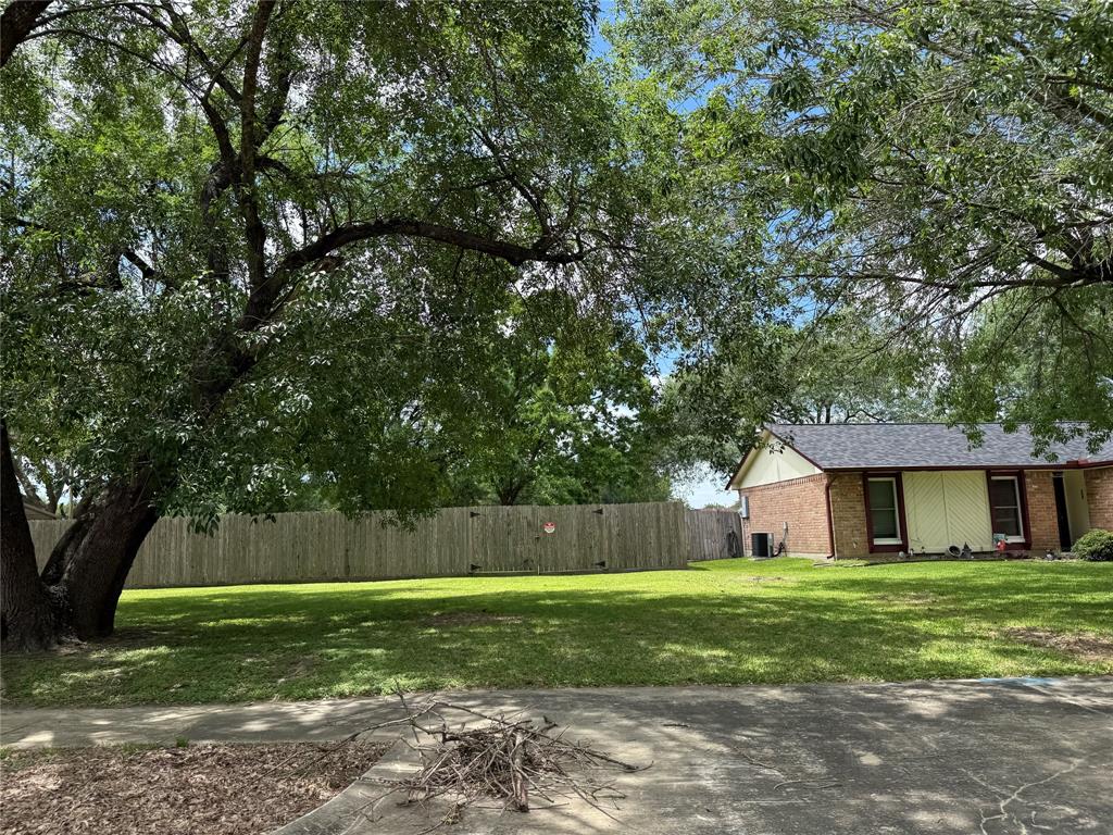 4908 Ripple Creek Drive, Baytown, Texas image 2