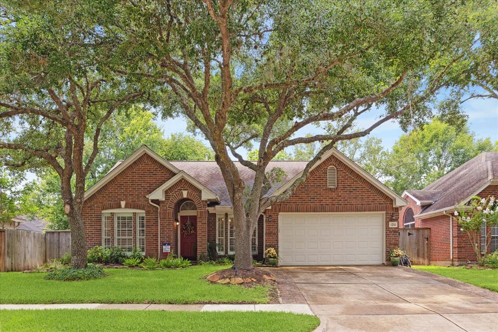 1211 Wood Haven Court, Sugar Land, Texas image 2