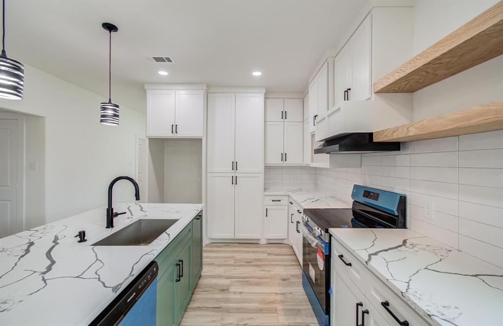 226 Glencairn Court, Houston, Texas image 8
