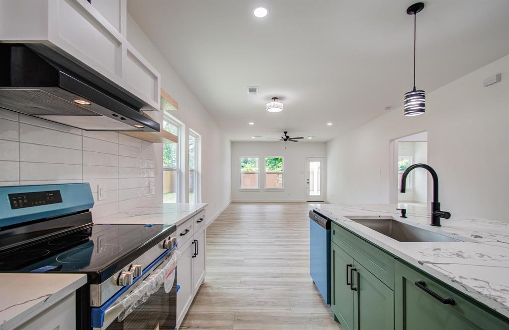 226 Glencairn Court, Houston, Texas image 10