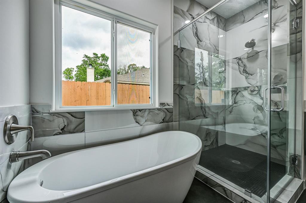 226 Glencairn Court, Houston, Texas image 24