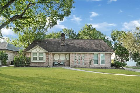 Photo of 5343 Royal Parkway, Friendswood, TX 77546 (MLS # 33272430)