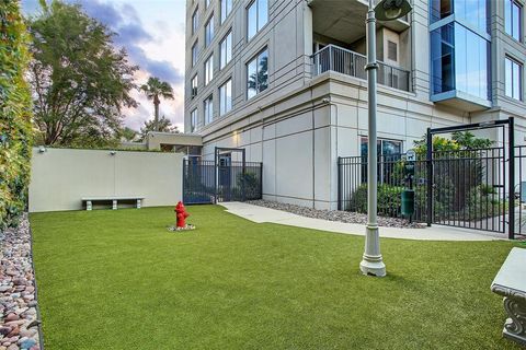 Condominium in Houston TX 3333 Allen Parkway 26.jpg