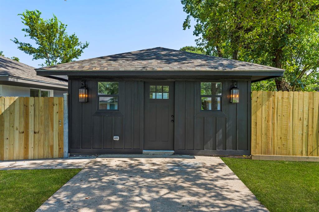 8602 Honeysuckle Street, Highlands, Texas image 38