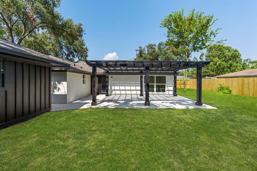 8602 Honeysuckle Street, Highlands, Texas image 36