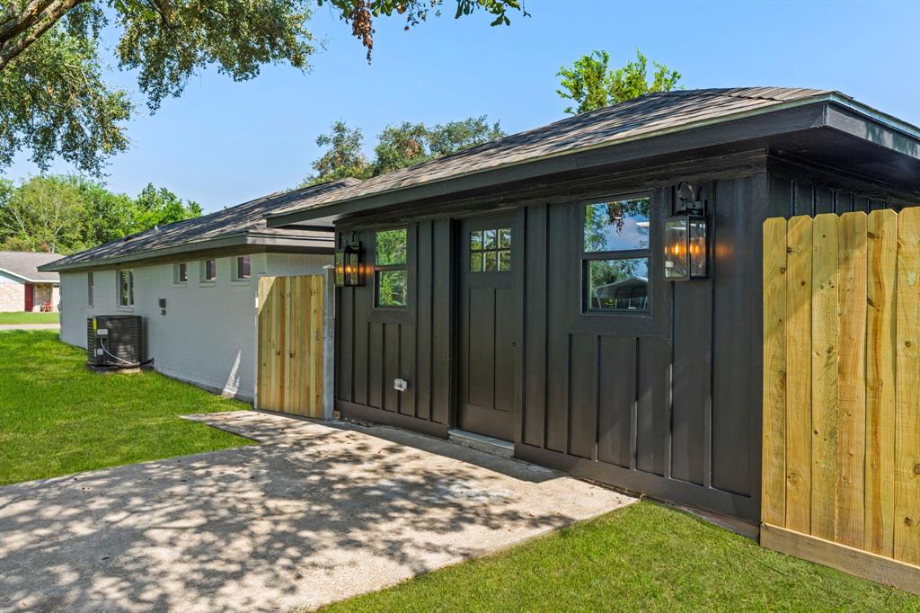 8602 Honeysuckle Street, Highlands, Texas image 39