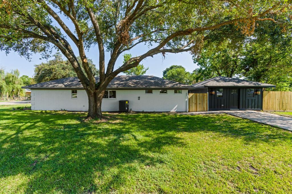8602 Honeysuckle Street, Highlands, Texas image 37