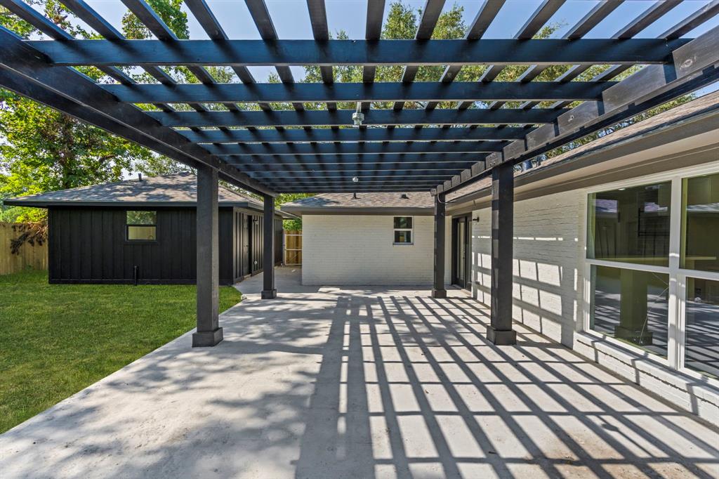 8602 Honeysuckle Street, Highlands, Texas image 32