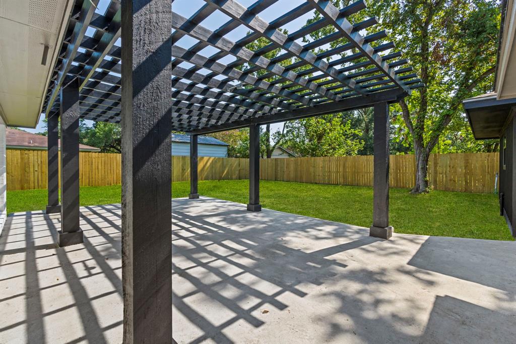 8602 Honeysuckle Street, Highlands, Texas image 30