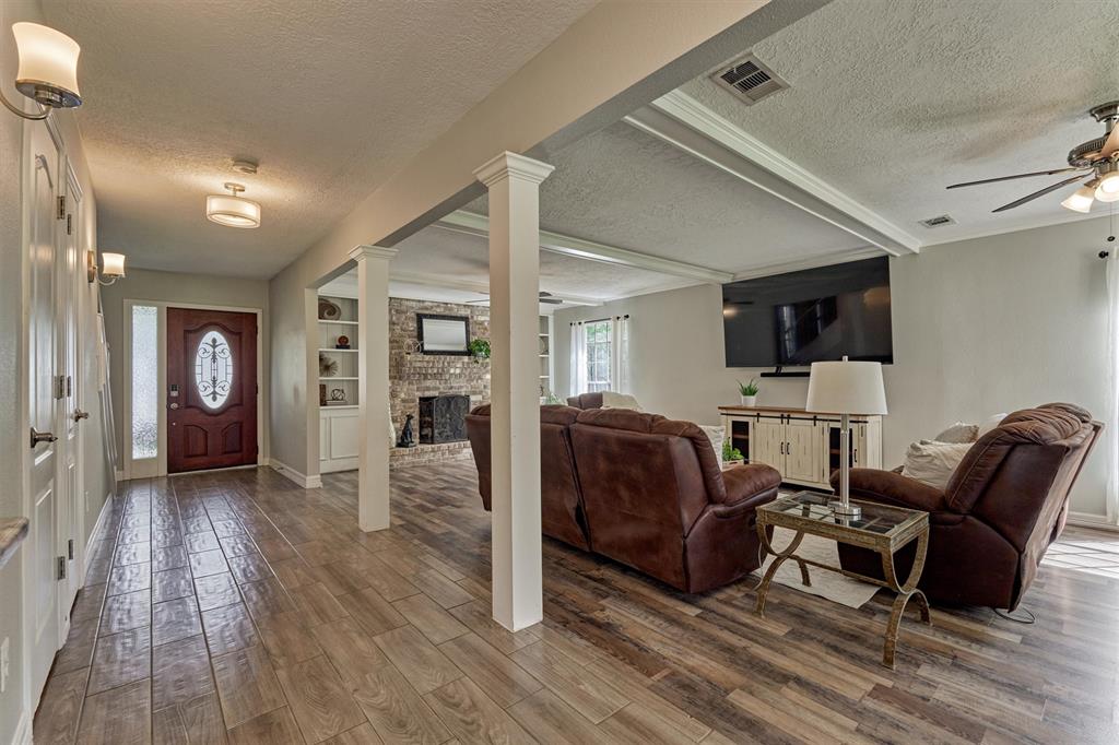 24203 Creekview Drive, Spring, Texas image 5