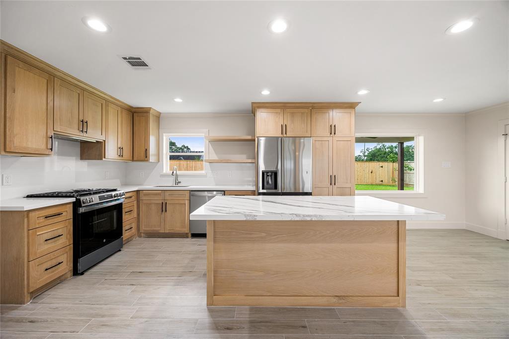 1041 Gardendale Drive, Houston, Texas image 6