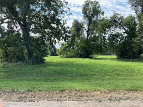 Photo of 106 Horse Shoe Trail, Angleton, TX 77515 (MLS # 96743162) Photo of 106 Horse Shoe Trail, Angleton, TX 77515 (MLS # 96743162)